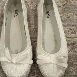 Bijou New York Women's White Lace Flats